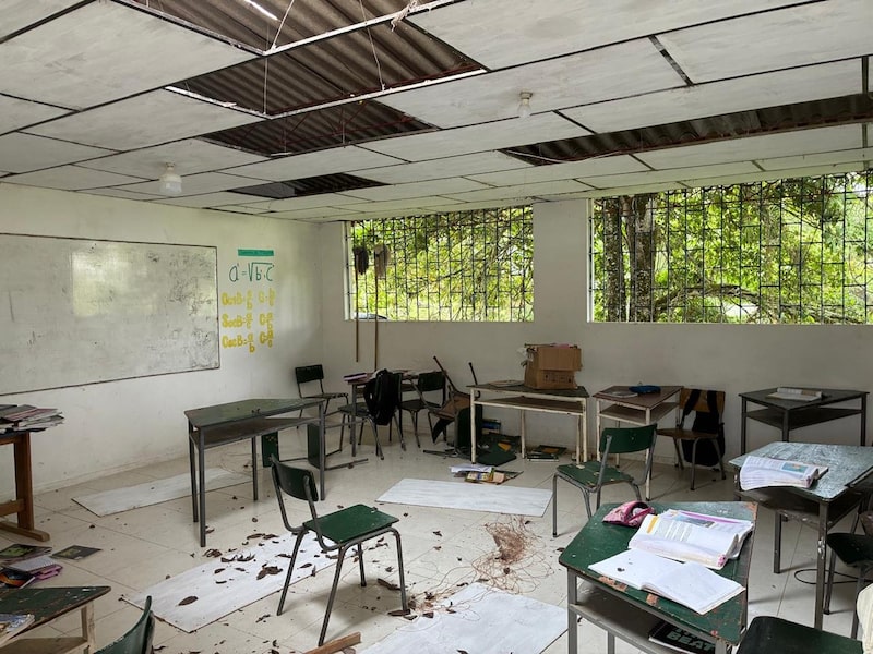 Daños en un salón de clases tras el sismo de magnitud 7,4 que sacudió Colombia el 10 de agosto de 2026. En la imagen se observan afectaciones en el techo, mobiliario desplazado y materiales escolares en el suelo. Daños en un salón de clases tras el sismo de magnitud 7,4 que sacudió Colombia el 10 de agosto de 2026. En la imagen se observan afectaciones en el techo, mobiliario desplazado y materiales escolares en el suelo.
