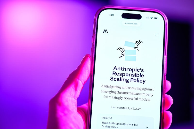 El sitio web de Anthropic en un teléfono inteligente en Forest Hills, Nueva York, EE.UU. El sitio web de Anthropic en un teléfono inteligente en Forest Hills, Nueva York, EE.UU.