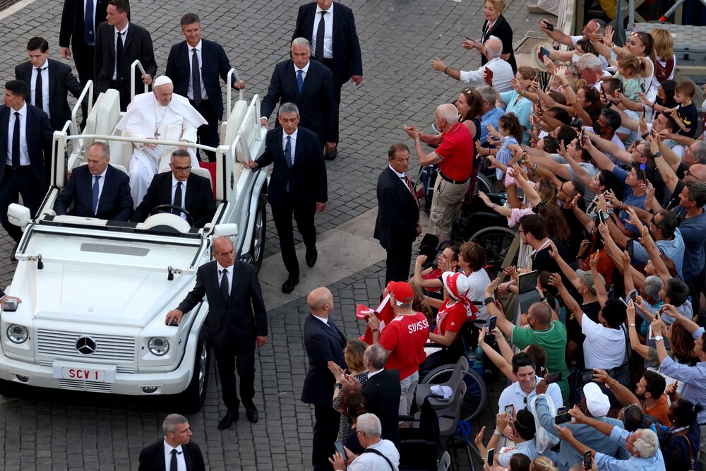 O Papa Francisco acena para os fiéis ao deixar a Praça de São Pedro em 2022 (Foto: Franco Origlia/Getty Images) O Papa Francisco acena para os fiéis ao deixar a Praça de São Pedro em 2022 (Foto: Franco Origlia/Getty Images)