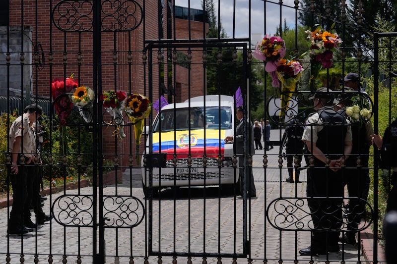 Un cortejo fúnebre por el fallecido candidato presidencial Fernando Villavicencio parte hacia el cementerio de Monteolivo, en Quito, el 11 de agosto. Un cortejo fúnebre por el fallecido candidato presidencial Fernando Villavicencio parte hacia el cementerio de Monteolivo, en Quito, el 11 de agosto.