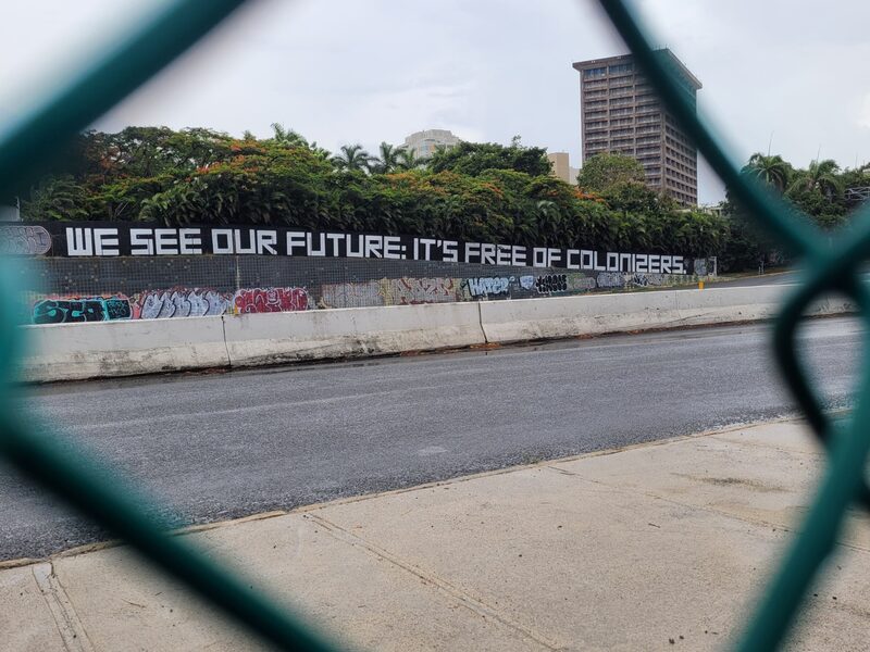 Graffiti en una carretera principal de San Juan. Fotógrafo: Jim Wyss/Bloomberg Graffiti en una carretera principal de San Juan. Fotógrafo: Jim Wyss/Bloomberg
