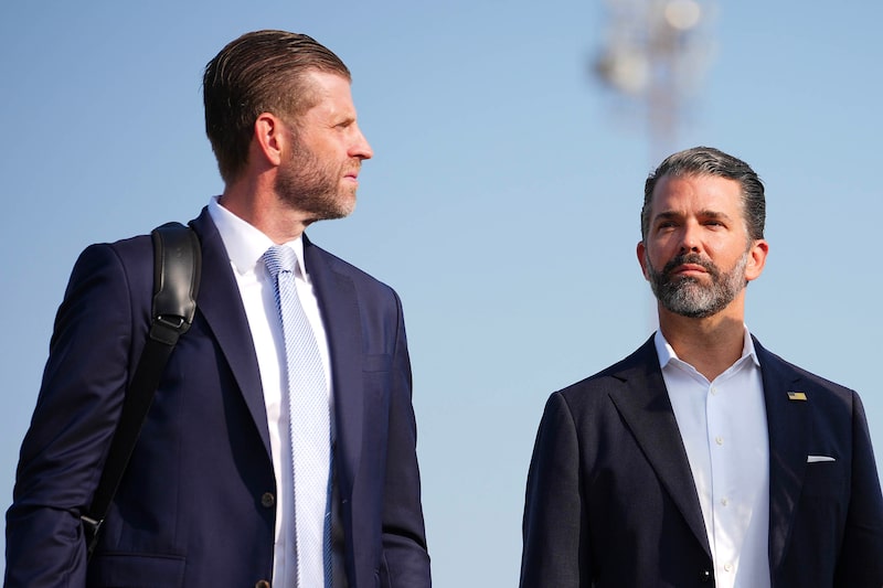 Eric Trump, a la izquierda, y Donald Trump Jr. en la Base Conjunta Andrews, en Maryland, el 1 de julio.
Eric Trump, a la izquierda, y Donald Trump Jr. en la Base Conjunta Andrews, en Maryland, el 1 de julio.