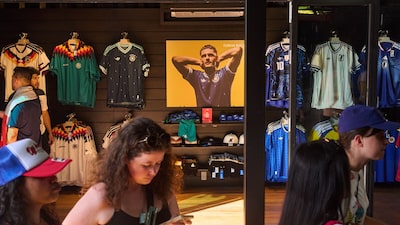 Ressaca da Copa: aposta da Adidas impulsiona vendas, mas derruba lucro e ações Ressaca da Copa: aposta da Adidas impulsiona vendas, mas derruba lucro e ações