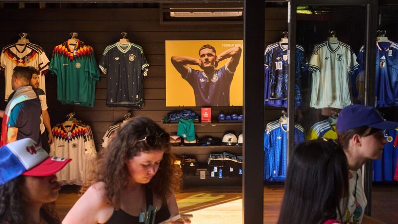 Ressaca da Copa: aposta da Adidas impulsiona vendas, mas derruba lucro e ações Ressaca da Copa: aposta da Adidas impulsiona vendas, mas derruba lucro e ações