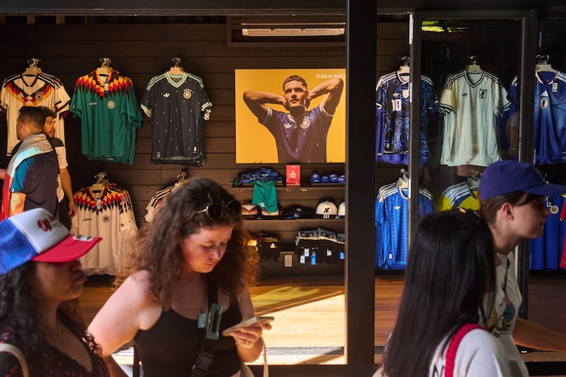 Ações da Adidas caíram até 18% em Frankfurt, sua maior queda intradiária (Foto: Bing Guan/Bloomberg) Ações da Adidas caíram até 18% em Frankfurt, sua maior queda intradiária (Foto: Bing Guan/Bloomberg)