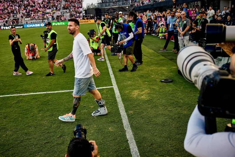Lionel Messi, jugador del Inter Miami, sale al campo para recibir un homenaje tras la Copa América en el Chase Stadium de Fort Lauderdale, Florida, EE. UU., el sábado 20 de julio de 2024. Lionel Messi, jugador del Inter Miami, sale al campo para recibir un homenaje tras la Copa América en el Chase Stadium de Fort Lauderdale, Florida, EE. UU., el sábado 20 de julio de 2024.