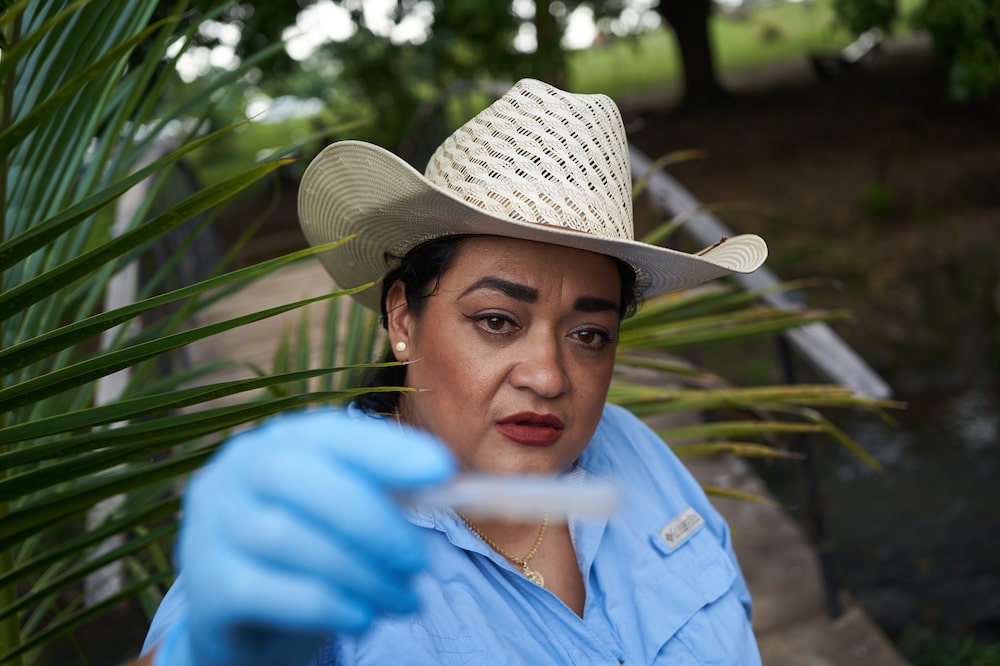 Imatzu inspects a New World screwworm sample from an infected goat at a farm on the outskirts of Tapachula, Chiapas, on June 28. Photographer: Mauricio Palos/Bloomberg Imatzu inspects a New World screwworm sample from an infected goat at a farm on the outskirts of Tapachula, Chiapas, on June 28. Photographer: Mauricio Palos/Bloomberg