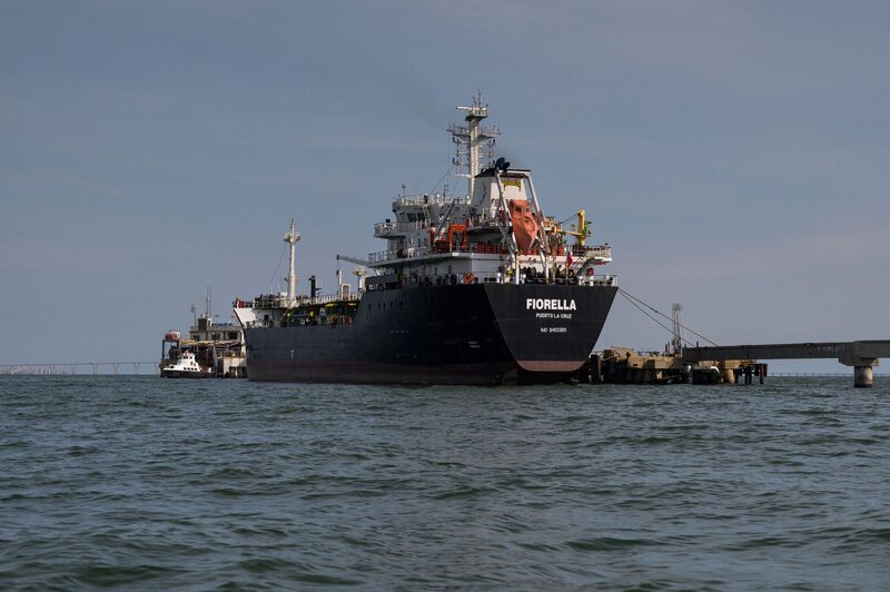El petrolero Fiorella, con bandera venezolana, atraca frente a la refinería Bajo Grande de Petróleos de Venezuela SA (PDVSA) en el complejo refinero de Paraguana, en el lago Maracaibo, en Maracaibo, estado de Zulia, Venezuela, el miércoles 15 de noviembre de 2023. El petrolero Fiorella, con bandera venezolana, atraca frente a la refinería Bajo Grande de Petróleos de Venezuela SA (PDVSA) en el complejo refinero de Paraguana, en el lago Maracaibo, en Maracaibo, estado de Zulia, Venezuela, el miércoles 15 de noviembre de 2023.