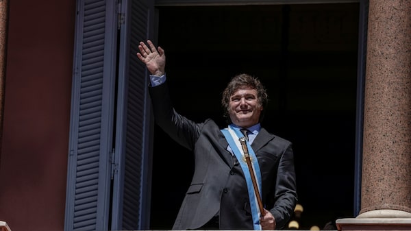 Modelo econômico de Milei vira símbolo da disputa entre Lula e Flávio Bolsonaro Modelo econômico de Milei vira símbolo da disputa entre Lula e Flávio Bolsonaro