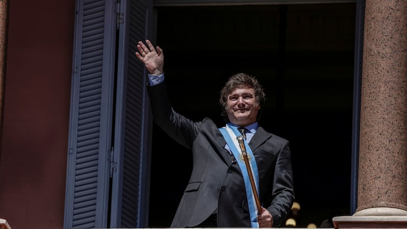 Modelo econômico de Milei vira símbolo da disputa entre Lula e Flávio Bolsonaro Modelo econômico de Milei vira símbolo da disputa entre Lula e Flávio Bolsonaro