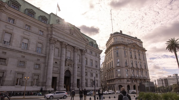 Milei tem teste de confiança com medida contra dinheiro guardado ‘debaixo do colchão’ Milei tem teste de confiança com medida contra dinheiro guardado ‘debaixo do colchão’