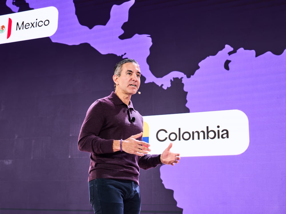 David Vélez durante una presentación de Nubank, con México y Colombia destacados en la pantalla. Foto: Nubank David Vélez durante una presentación de Nubank, con México y Colombia destacados en la pantalla. Foto: Nubank