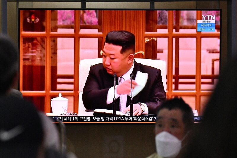 La gente se sienta cerca de una pantalla que muestra una emisión de noticias en una estación de tren en Seúl el 12 de mayo de 2022, del líder de Corea del Norte, Kim Jong Un, quitándose una mascarilla en la televisión. La gente se sienta cerca de una pantalla que muestra una emisión de noticias en una estación de tren en Seúl el 12 de mayo de 2022, del líder de Corea del Norte, Kim Jong Un, quitándose una mascarilla en la televisión.