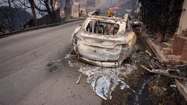 Em Los Angeles, baterias de carros elétricos dificultam a limpeza após incêndios Em Los Angeles, baterias de carros elétricos dificultam a limpeza após incêndios
