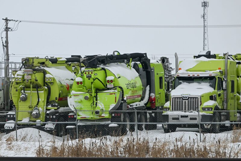 Vehículos en la sede central de Ambipar Response Industrial Services en Nisku, Alberta, Canadá. Vehículos en la sede central de Ambipar Response Industrial Services en Nisku, Alberta, Canadá.