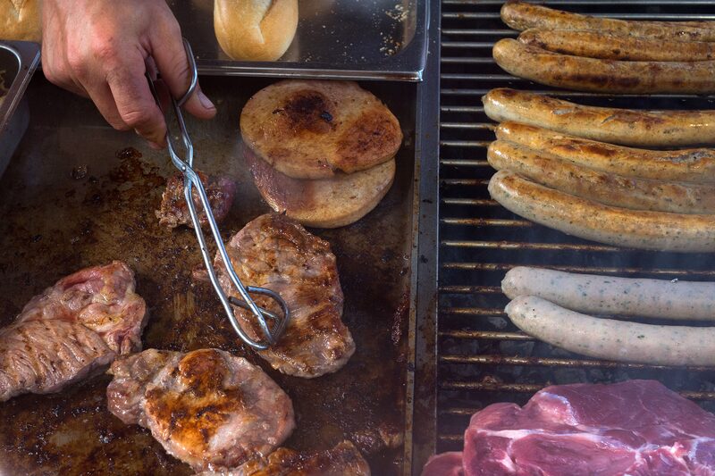 Grelha de churrasqueira com carnes na brasa Grelha de churrasqueira com carnes na brasa