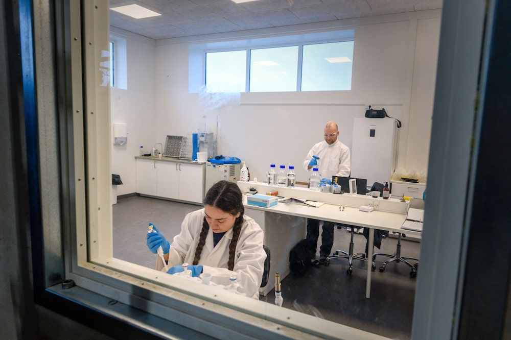 Técnicos trabajando. Fotógrafo: Imke Lass/Bloomberg Técnicos trabajando. Fotógrafo: Imke Lass/Bloomberg