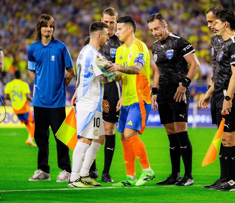 Raphael Claus, árbitro brasileño, lidera la terna arbitral en la final de la Copa América 2024 entre Argentina y Colombia, disputada el 14 de julio en el Hard Rock Stadium de Miami. Raphael Claus, árbitro brasileño, lidera la terna arbitral en la final de la Copa América 2024 entre Argentina y Colombia, disputada el 14 de julio en el Hard Rock Stadium de Miami.