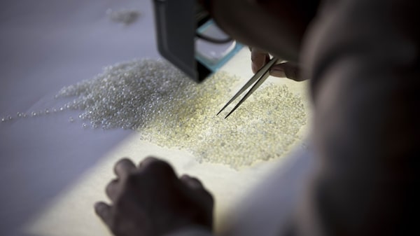 There’s a Buying Frenzy in Cheap and Tiny Diamonds There’s a Buying Frenzy in Cheap and Tiny Diamonds