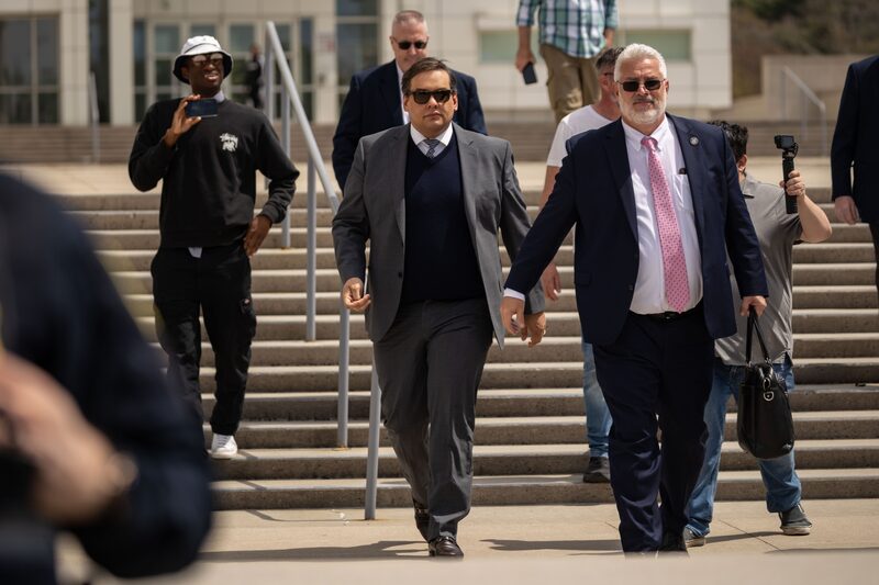 Os promotores acusaram Santos de fraude eletrônica, lavagem de dinheiro e desvio de fundos públicos. Ele se declarou culpado de fraude eletrônica e roubo de identidade Os promotores acusaram Santos de fraude eletrônica, lavagem de dinheiro e desvio de fundos públicos. Ele se declarou culpado de fraude eletrônica e roubo de identidade