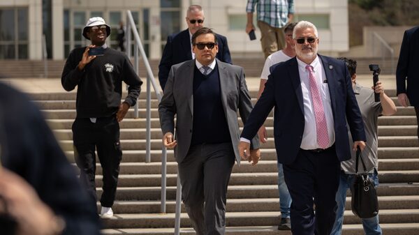 George Santos, brasileiro eleito deputado nos EUA, é condenado a sete anos de prisão George Santos, brasileiro eleito deputado nos EUA, é condenado a sete anos de prisão