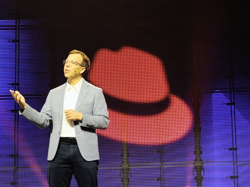 Matt Hicks, CEO da Red Hat: O que eu recomendaria cautela são os extremos: ou mover-se tão lentamente que, quando você começar, nunca conseguirá alcançar os outros. Ou mover-se tão rápido e construir a fundação sobre uma uma base que não permita a companhia lidar com o que virá Matt Hicks, CEO da Red Hat: O que eu recomendaria cautela são os extremos: ou mover-se tão lentamente que, quando você começar, nunca conseguirá alcançar os outros. Ou mover-se tão rápido e construir a fundação sobre uma uma base que não permita a companhia lidar com o que virá