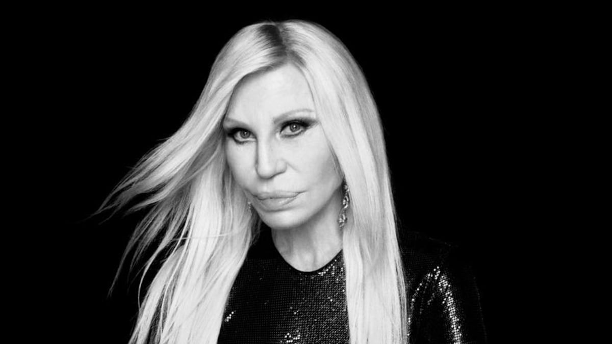 Donatella Versace va por la generación Z con nuevo negocio de belleza y moda junto a REVOLVE
