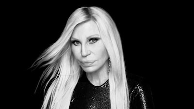 Donatella Versace va por la generación Z con nuevo negocio de belleza y moda junto a REVOLVE Donatella Versace va por la generación Z con nuevo negocio de belleza y moda junto a REVOLVE