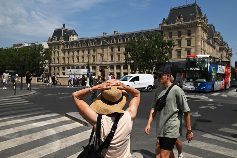 Una visitante se sujeta su sombrero ante las altas temperaturas registradas en el centro de París, Francia, el viernes 26 de junio de 2026. Una visitante se sujeta su sombrero ante las altas temperaturas registradas en el centro de París, Francia, el viernes 26 de junio de 2026.