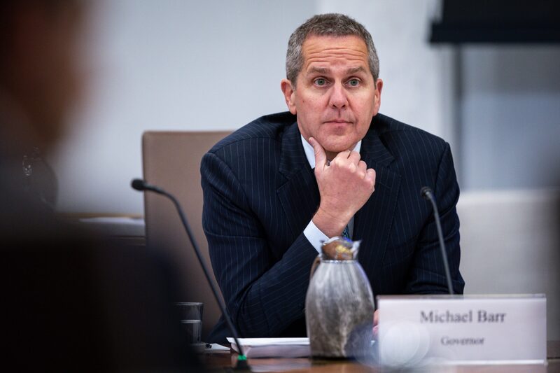 El gobernador de la Reserva Federal de Estados Unidos, Michael Barr. Fotógrafo: Al Drago/Bloomberg. El gobernador de la Reserva Federal de Estados Unidos, Michael Barr. Fotógrafo: Al Drago/Bloomberg.