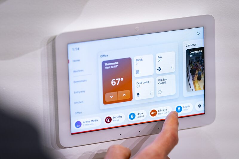 Amazon.com Inc. planea cobrar una cuota mensual a los usuarios de Alexa cuando lance una versión del asistente de voz con inteligencia artificial. Amazon.com Inc. planea cobrar una cuota mensual a los usuarios de Alexa cuando lance una versión del asistente de voz con inteligencia artificial.