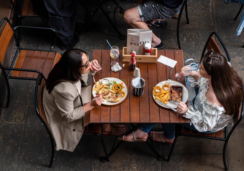 Los pubs, restaurantes, hoteles y teatros representaron alrededor del 70% de la tasa anual de inflación en mayo. Los pubs, restaurantes, hoteles y teatros representaron alrededor del 70% de la tasa anual de inflación en mayo.