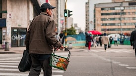 Alza del salario mínimo en Colombia dejó a más informales con menores ingresos y a los formales estancados: Anif Alza del salario mínimo en Colombia dejó a más informales con menores ingresos y a los formales estancados: Anif