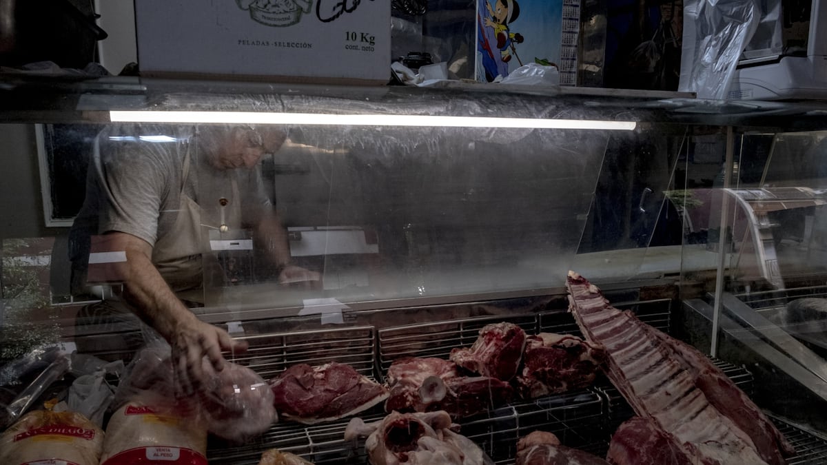 A través de acuerdos con el sector privado, el Gobierno argentino buscará reducir el impacto de los aumentos en el asado Photographer: Erica Canepa/Bloomberg