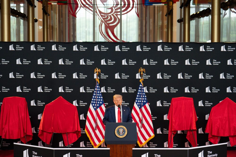 Trump discursa no Kennedy Center em 13 de agosto: centro cultural também em reforma (Foto: Kayla Bartkowski/Bloomberg) Trump discursa no Kennedy Center em 13 de agosto: centro cultural também em reforma (Foto: Kayla Bartkowski/Bloomberg)