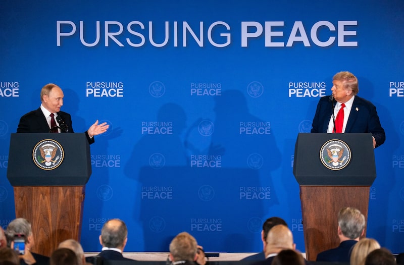 El presidente ruso, Vladimir Putin, y el presidente estadounidense, Donald Trump, en Anchorage, Alaska. Fotógrafo: Al Drago/Bloomberg. El presidente ruso, Vladimir Putin, y el presidente estadounidense, Donald Trump, en Anchorage, Alaska. Fotógrafo: Al Drago/Bloomberg.