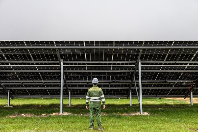 En la foto, un ingeniero inspecciona la parte inferior de una hilera de paneles fotovoltaicos en una planta de Iberdrola. En la foto, un ingeniero inspecciona la parte inferior de una hilera de paneles fotovoltaicos en una planta de Iberdrola.