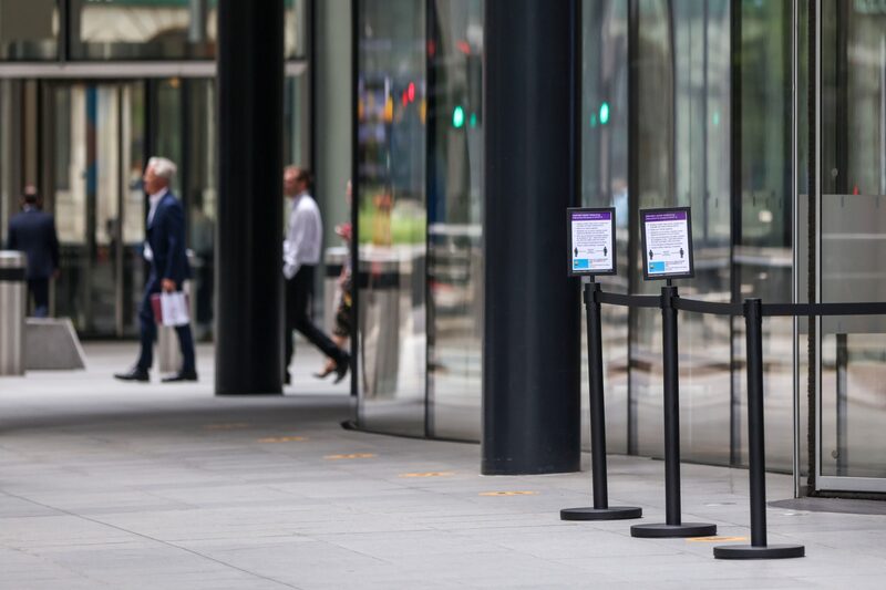 Algumas restrições, como o uso obrigatório de máscaras no transporte público, serão encerradas a partir do dia 27 Algumas restrições, como o uso obrigatório de máscaras no transporte público, serão encerradas a partir do dia 27
