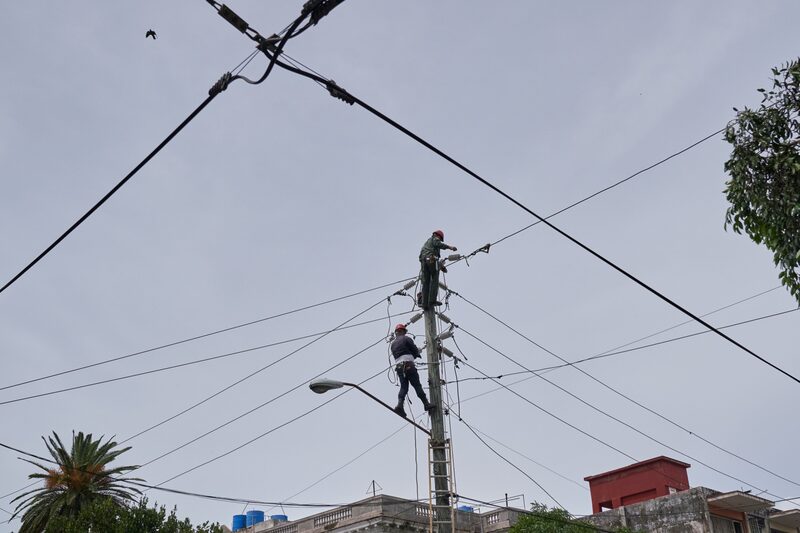 Trabajadores en un poste de energía eléctrica en La Habana tras el paso del huracán Ian. Trabajadores en un poste de energía eléctrica en La Habana tras el paso del huracán Ian.