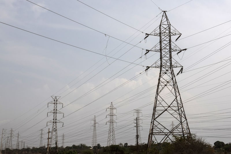 Las líneas eléctricas discurren por las torres de transmisión de Maracaibo, en el estado de Zulia (Venezuela). Las líneas eléctricas discurren por las torres de transmisión de Maracaibo, en el estado de Zulia (Venezuela).