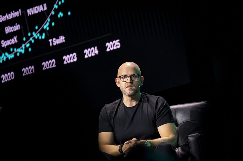 Daniel Ek, que fundou o Spotify em 2006 com Lorentzon, pediu para vender cerca de 1,1 milhão de ações da empresa em 2024 por meio de planos de negociação, praticamente o mesmo que no ano anterior. Daniel Ek, que fundou o Spotify em 2006 com Lorentzon, pediu para vender cerca de 1,1 milhão de ações da empresa em 2024 por meio de planos de negociação, praticamente o mesmo que no ano anterior.