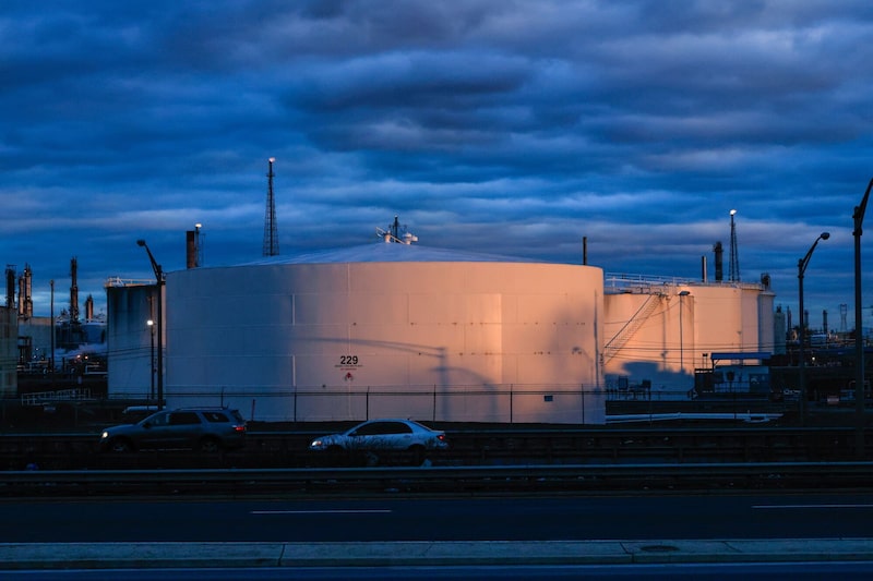 Tanques de almacenamiento en la refinería Phillips 66 Bayway en Linden, Nueva Jersey, EE.UU. Tanques de almacenamiento en la refinería Phillips 66 Bayway en Linden, Nueva Jersey, EE.UU.