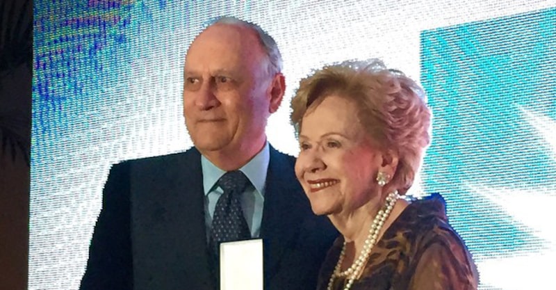 Felipe Motta cuando recibió la medalla Constance Cardoze de Fidanque Mérito a la Generosidad que le entregó Fundacáncer en 2015. Foto: Tomada del Facebook Fundación Sus Buenos Vecinos. Felipe Motta cuando recibió la medalla Constance Cardoze de Fidanque Mérito a la Generosidad que le entregó Fundacáncer en 2015. Foto: Tomada del Facebook Fundación Sus Buenos Vecinos.