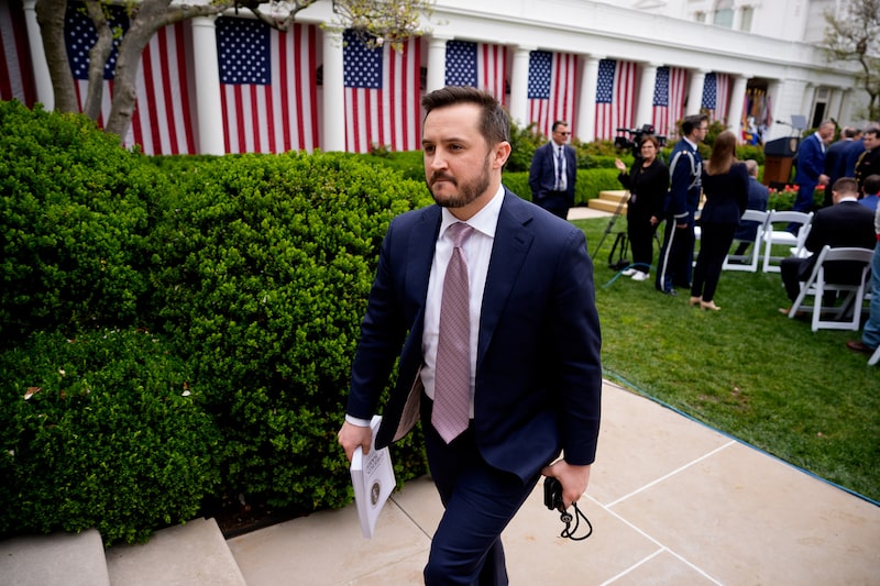 El subjefe de gabinete de la Casa Blanca, Taylor Budowich, llega a un acto de presentación de medidas comerciales bajo el lema «Make America Wealthy Again» (Hagamos que Estados Unidos vuelva a ser rico) en el Jardín de las Rosas de la Casa Blanca, el 2 de abril de 2025, en Washington, DC. El subjefe de gabinete de la Casa Blanca, Taylor Budowich, llega a un acto de presentación de medidas comerciales bajo el lema «Make America Wealthy Again» (Hagamos que Estados Unidos vuelva a ser rico) en el Jardín de las Rosas de la Casa Blanca, el 2 de abril de 2025, en Washington, DC.