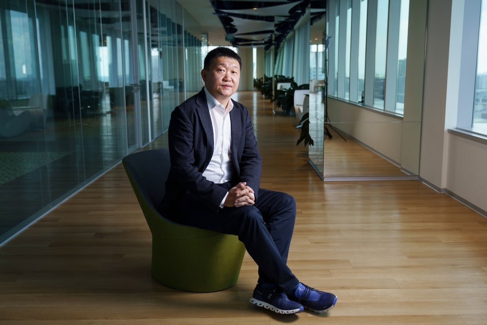 Forrest Li, CEO do Sea, grupo dono da Shopee: mudança na rota da empresa depois de os números terem piorado (Foto: Ore Huiying/Bloomberg) Forrest Li, CEO do Sea, grupo dono da Shopee: mudança na rota da empresa depois de os números terem piorado (Foto: Ore Huiying/Bloomberg)
