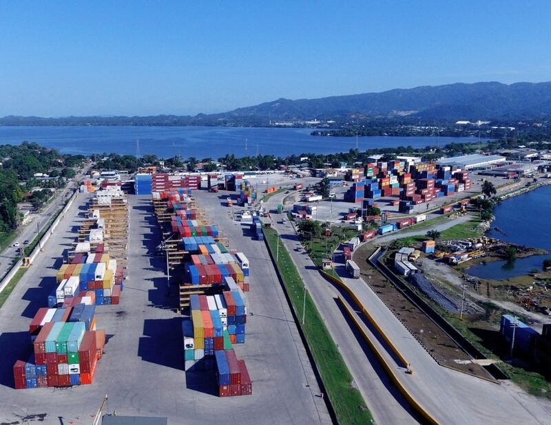 Panorámica de Puerto Cortés, el más importante de Honduras. Panorámica de Puerto Cortés, el más importante de Honduras.