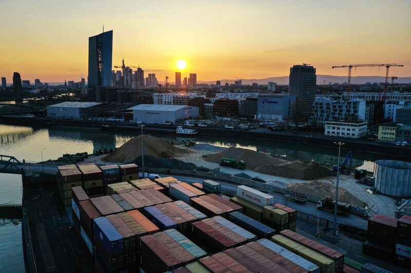 el descenso del sentimiento de este mes se debe principalmente a la persistencia de los cuellos de botella en el suministro de materias primas el descenso del sentimiento de este mes se debe principalmente a la persistencia de los cuellos de botella en el suministro de materias primas