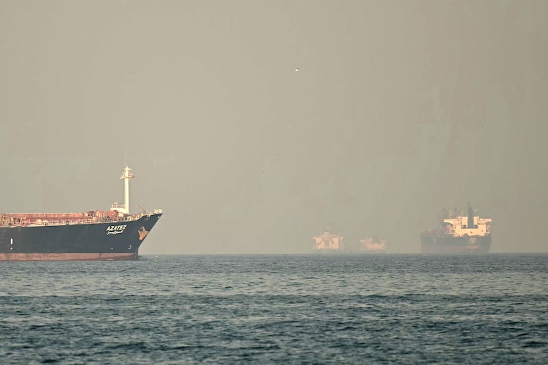 Buques de carga y petroleros frente a la costa de la ciudad de Fujairah, en el estrecho de Ormuz, al norte de los Emiratos, el 25 de febrero de 2026. Buques de carga y petroleros frente a la costa de la ciudad de Fujairah, en el estrecho de Ormuz, al norte de los Emiratos, el 25 de febrero de 2026.