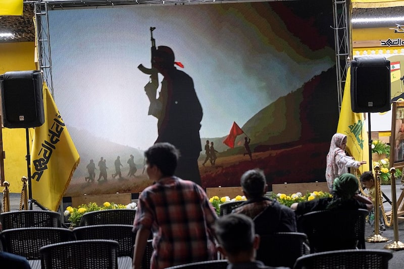 Una pantalla muestra una imagen de las milicias de Hezbolá del Líbano en un puesto organizado por miembros de Hezbolá durante una manifestación nocturna a favor del Gobierno en la plaza Enghelab (Revolución), en el centro de Teherán (Irán), el 5 de junio de 2026. Una pantalla muestra una imagen de las milicias de Hezbolá del Líbano en un puesto organizado por miembros de Hezbolá durante una manifestación nocturna a favor del Gobierno en la plaza Enghelab (Revolución), en el centro de Teherán (Irán), el 5 de junio de 2026.