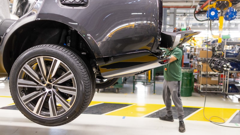 Jaguar Land Rover planeja cortar 4.000 empregos e amplia onda de demissões no setor Jaguar Land Rover planeja cortar 4.000 empregos e amplia onda de demissões no setor